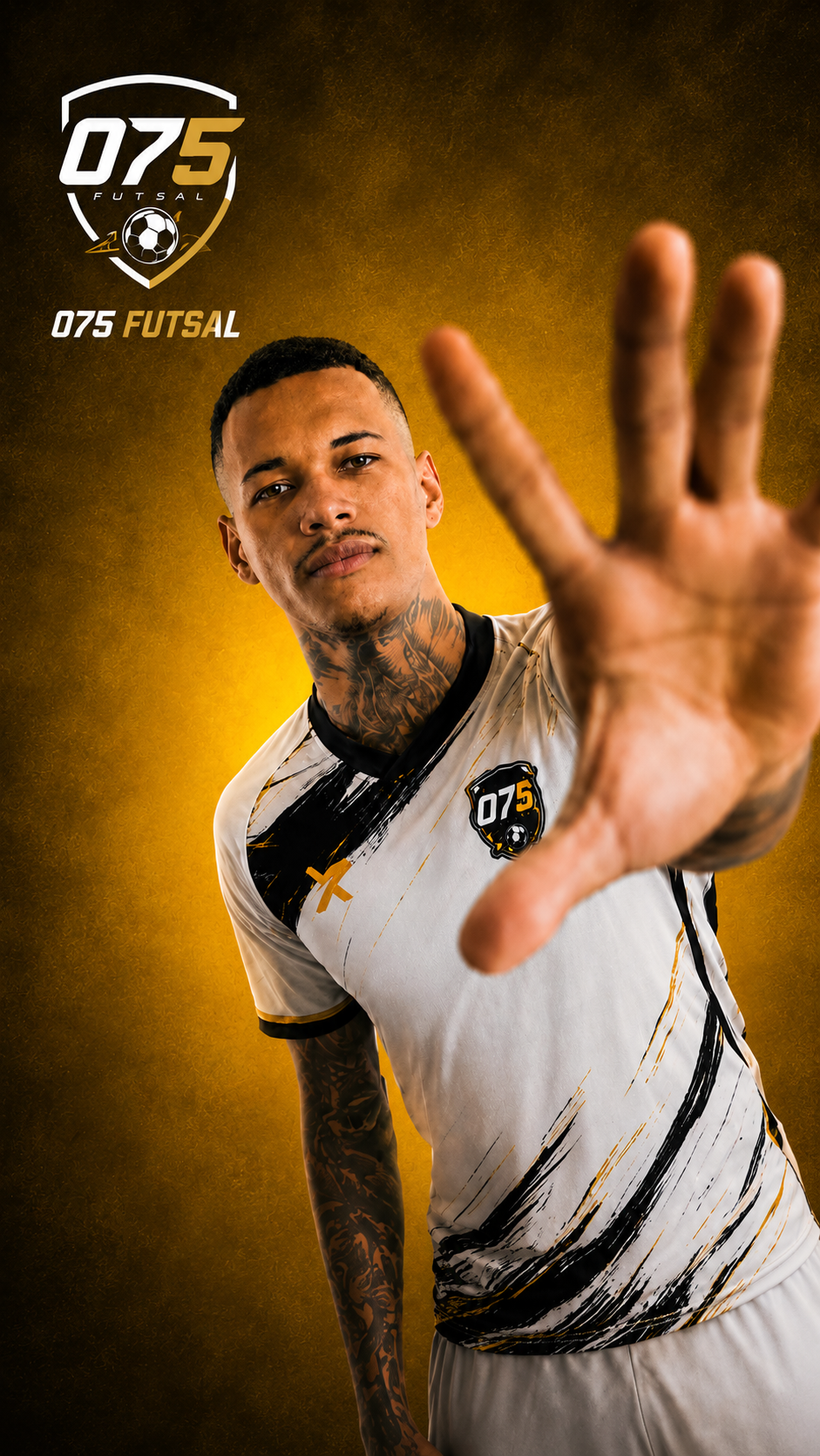 Atleta do 075 Futsal com uniforme do clube